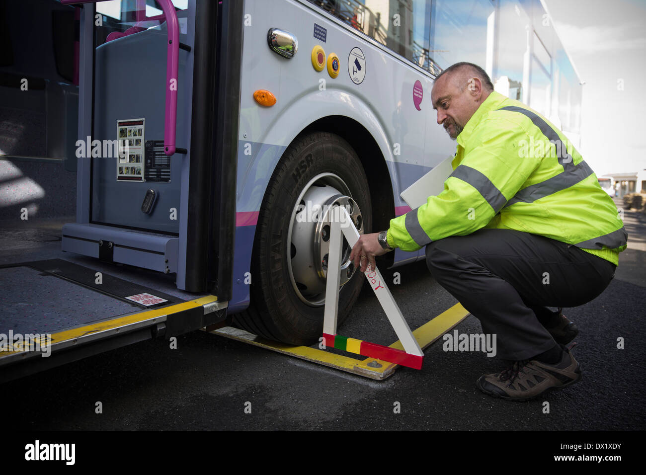 Un giudice segnando una prova pratica durante il conducente di bus dell'anno di competizione in Blackpool. Foto Stock