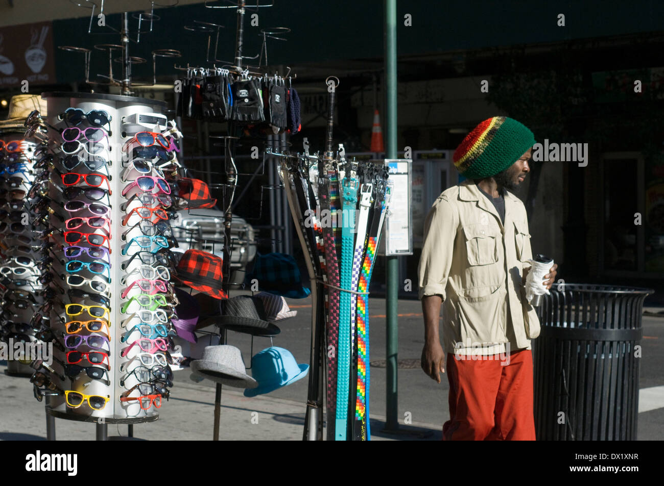 Uno dei negozi alla moda di East Village. La zona intorno a Astor Place, è una zona di ​​the East Village dire con quasi bord Foto Stock