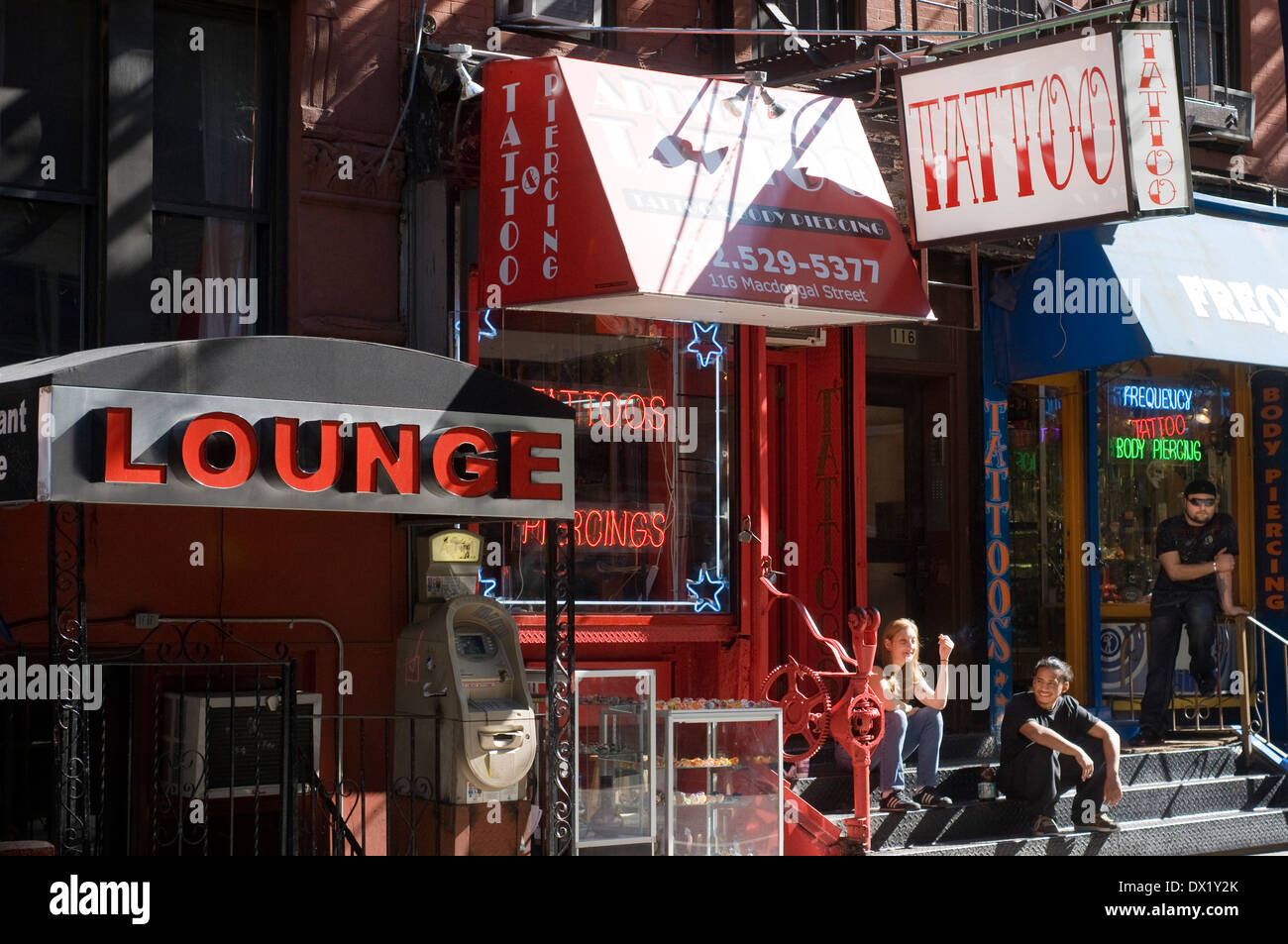 Café Wha? E nelle vicinanze del Greenwich Village. La zona tra MacDougal St e la struttura Minetta è uno dei più affollati e vivaci Foto Stock Café Wha? E nelle vicinanze del Greenwich Village. La zona tra MacDougal St e la struttura Minetta è uno dei più affollati e vivaci Foto Stock