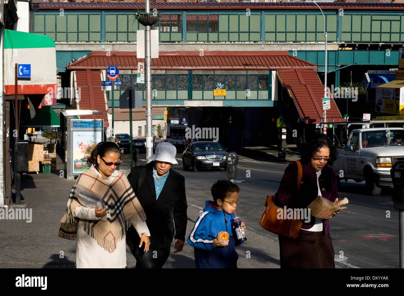 Tipico paesaggio nel Bronx con la metropolitana sopraelevata in background. Il Bronx è un quartiere della città di New York Foto Stock