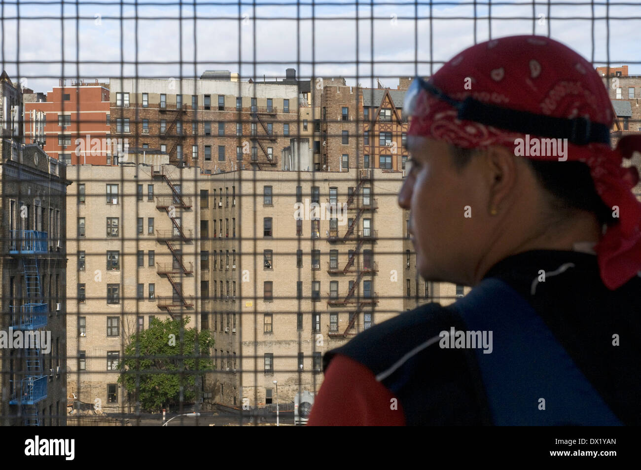 Case tipiche visto da un Bronx stazione della metropolitana. Il Bronx è una delle zone più caratteristiche della città di New York Foto Stock