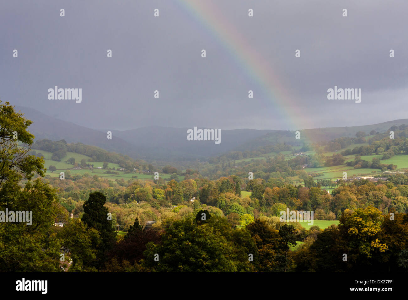 Vista sulla campagna di arcobaleno dal Monmouthshire e Brecon Canal, vicino a Crickhowell, Galles GB, UK. Foto Stock