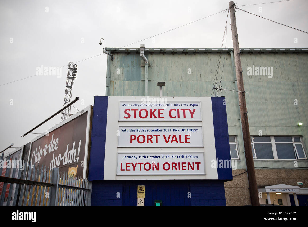 Un segno pubblicità prossime partite a Prenton Park home di Tranmere Rovers Football Club. Foto Stock