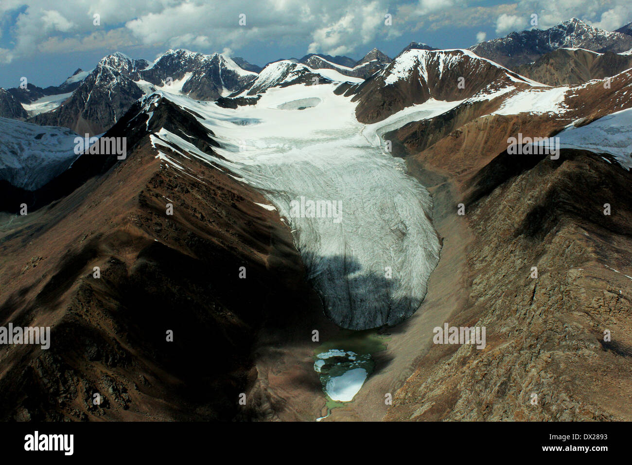 Ghiacciaio e il lago glaciale nella gamma di Terskey, Tien-Shan, Kirghizistan Foto Stock