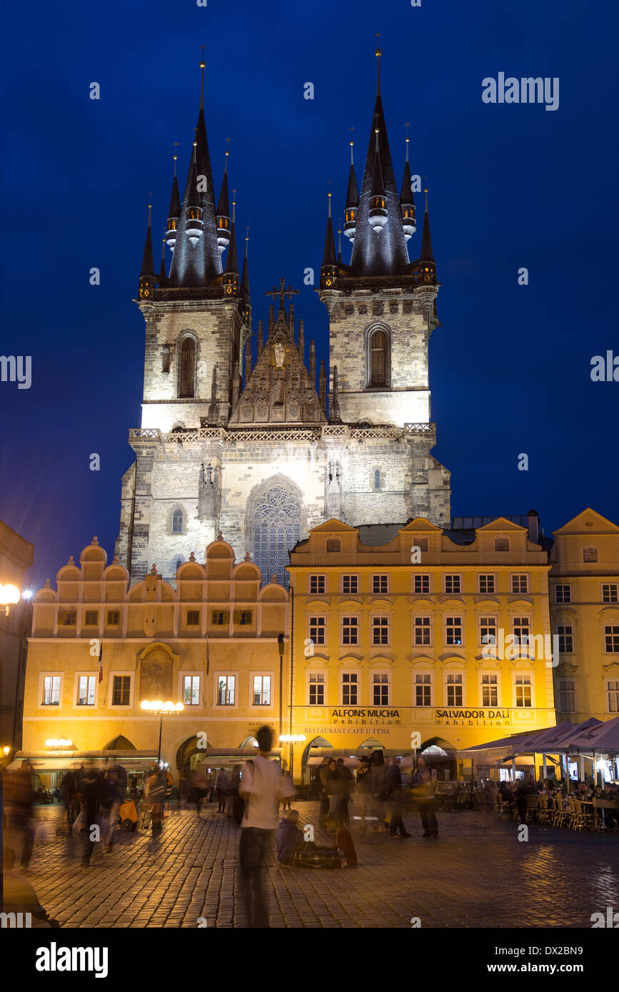 Di notte le luminarie di piazza della città e la fiaba la chiesa di Nostra Signora di Tyn (1365) il Sep 03, 2013 a Praga, Repubblica Ceca Foto Stock