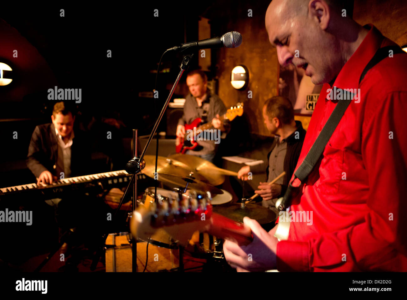 Notte Jazz al Jazz & Blues Club U Maleho Glena con una performance di 'Stan uando si bohemian man blues band' ..Il jazz club Foto Stock