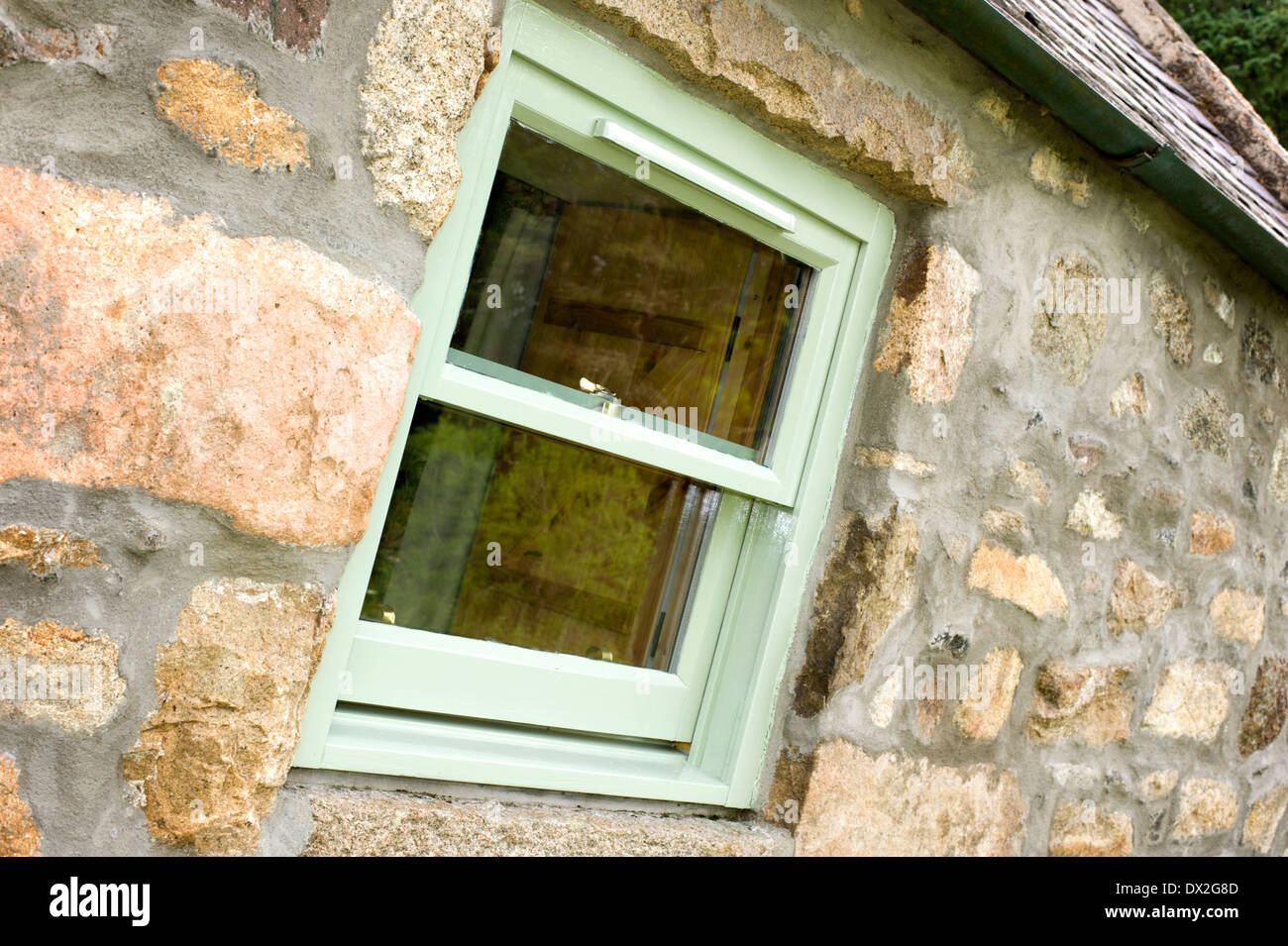 Dipinta di fresco finestra esterna in un rinnovato cottage di granito Foto Stock