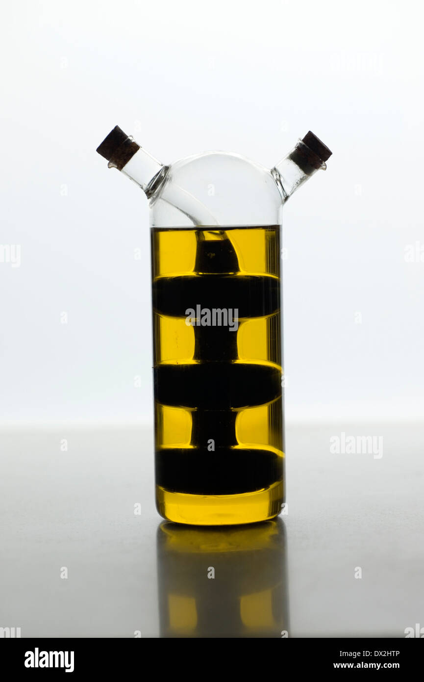 Olio e aceto condimenti per insalata bottiglia Foto Stock
