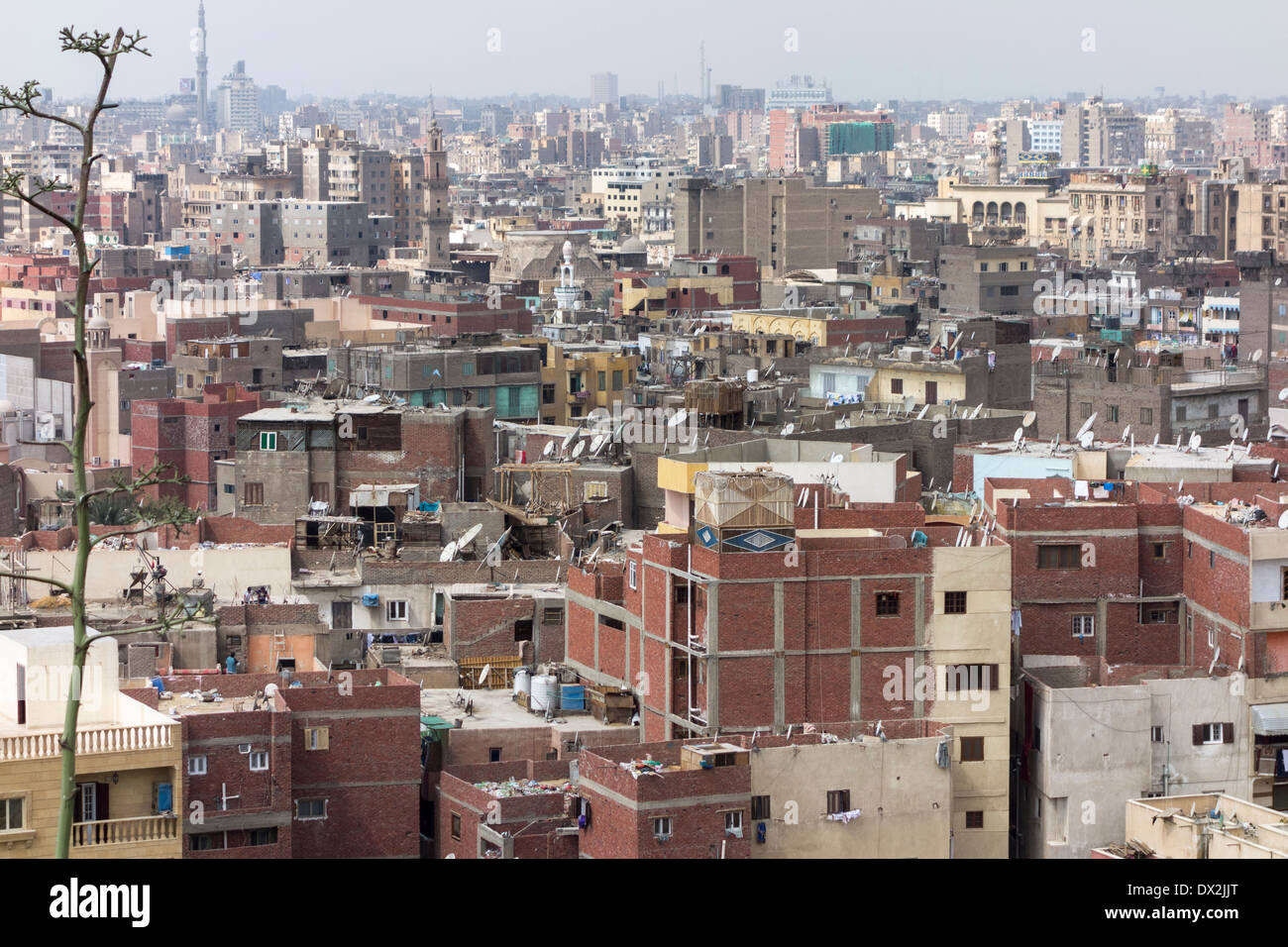 Vista dei tetti di alloggiamento con antenne paraboliche nella vecchia città del Cairo, Egitto Foto Stock