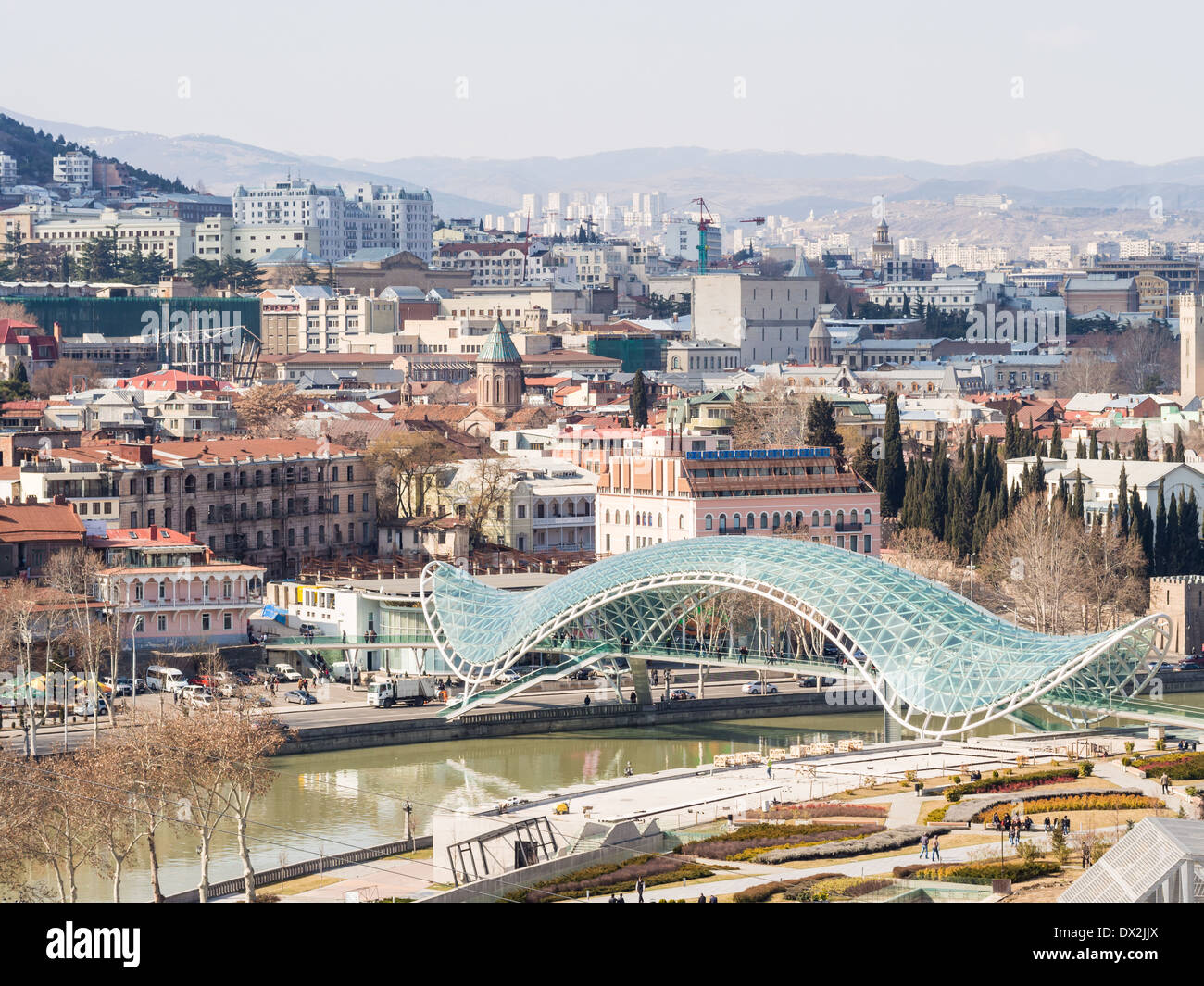 Vista del centro di Tbilisi, capitale della Georgia, con il ponte di pace. Foto Stock