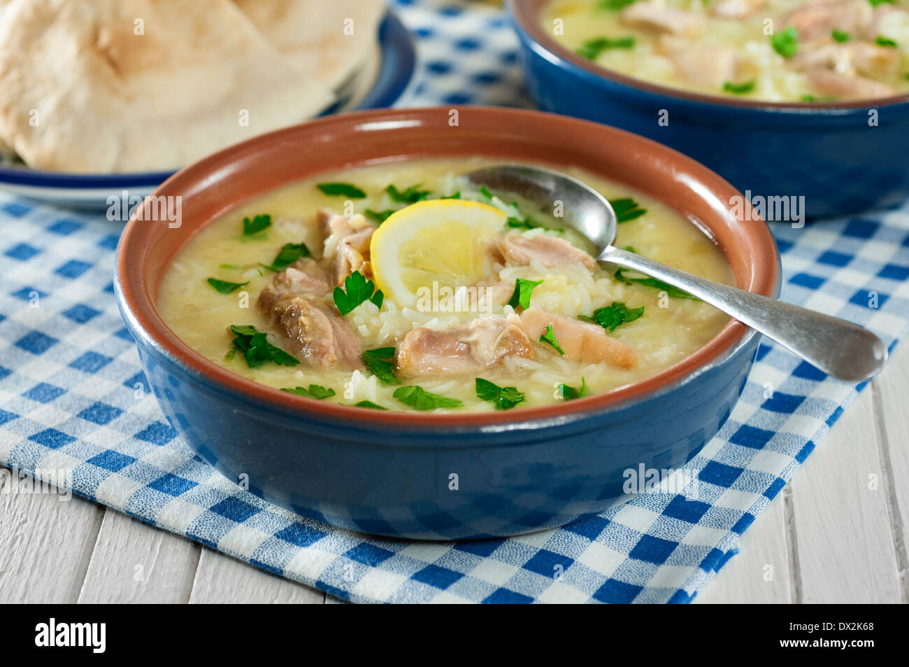 Zuppa avgolemono. Uovo e limone zuppa di pollo e riso. Foto Stock