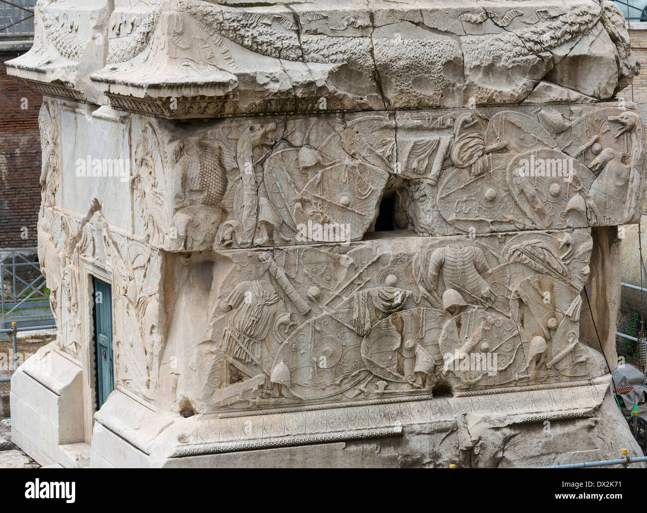 Base della Colonna di Traiano, la Colonna Traiana, Roma, Italia Foto Stock