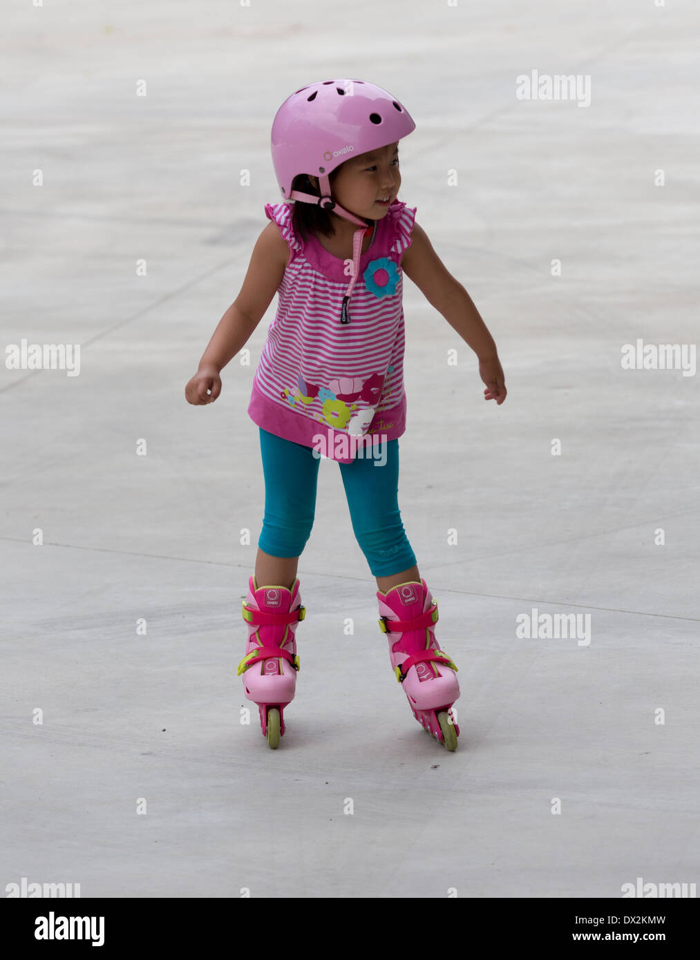 Giovane carina ragazza asiatica sul rullo lame, Roma, Italia Foto Stock