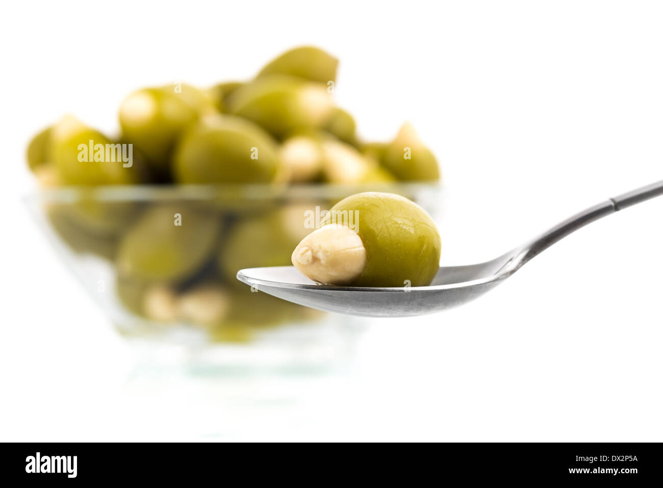 Olive verdi in vetro piala. Isolamento su uno sfondo bianco, collage di cinque scatti per aumentare la zona di messa a fuoco. Foto Stock