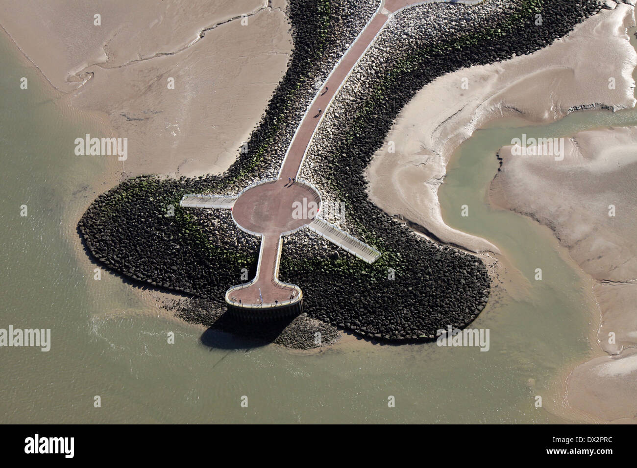 Vista aerea di Morecambe difese mare scogliera lungomare affacciato sulla baia di Morecambe Foto Stock