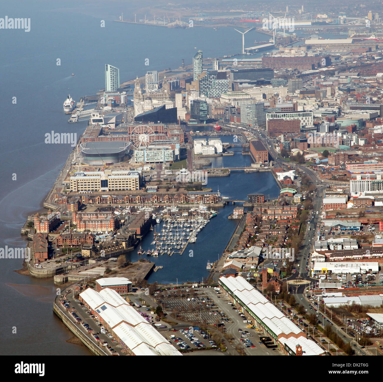 Vista aerea del centro città di Liverpool e dock Foto Stock