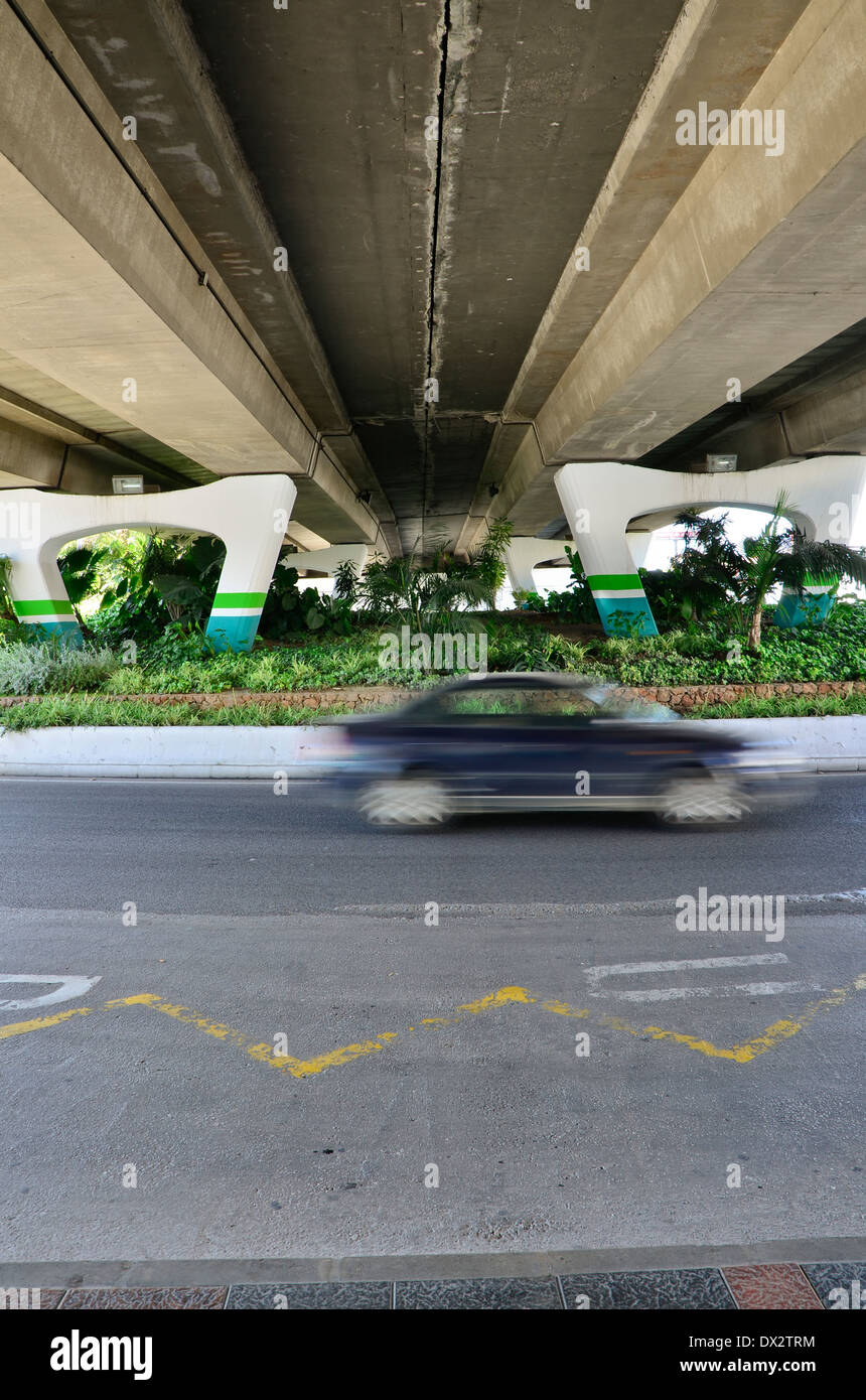 Rotatoria sotto un ponte autostradale con vegetazione, Spagna. Foto Stock