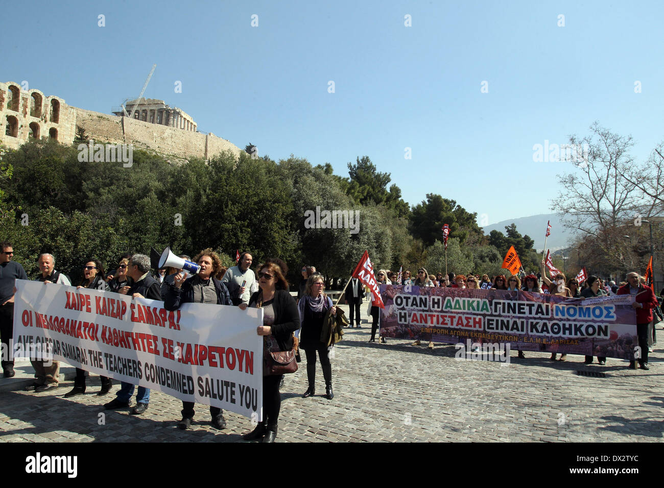Atene, Grecia. Xvii Mar, 2014. Laid-off insegnanti partecipano in una protesta al di fuori del sito archeologico di Acropoli di Atene, Grecia, 17 marzo 2014. Gli insegnanti della scuola di protesta contro il lay-off misure che li lascia con n. di posti di lavoro. Credito: Marios Lolos/Xinhua/Alamy Live News Foto Stock