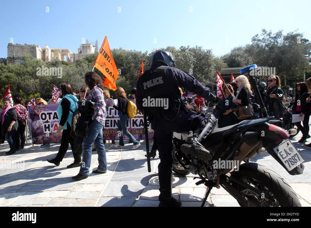 Atene, Grecia. Xvii Mar, 2014. Laid-off insegnanti partecipano in una protesta al di fuori del sito archeologico di Acropoli di Atene, Grecia, 17 marzo 2014. Gli insegnanti della scuola di protesta contro il lay-off misure che li lascia con n. di posti di lavoro. Credito: Marios Lolos/Xinhua/Alamy Live News Foto Stock