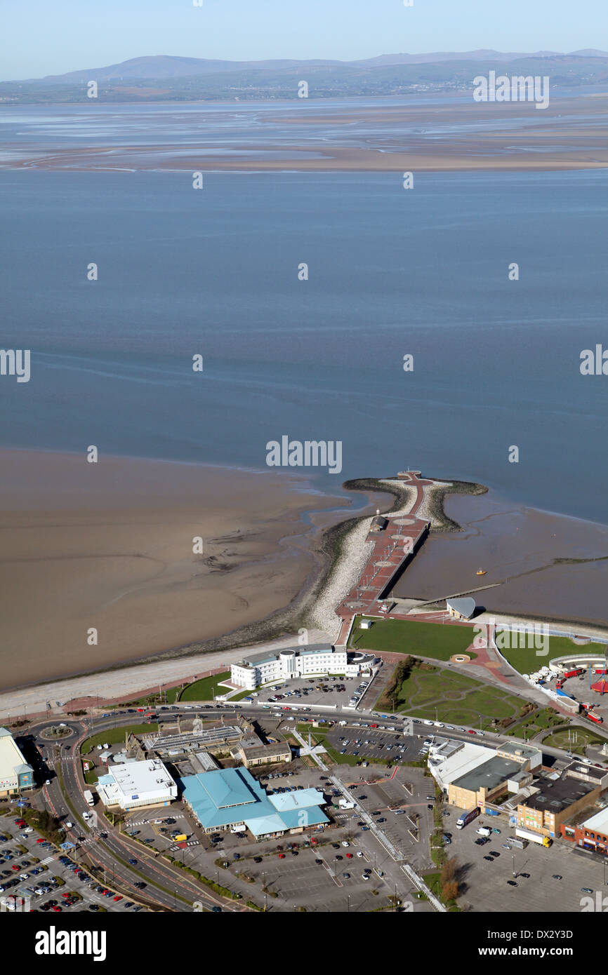 Vista aerea di Morecambe città e il lungomare, mare difese, frangionde & spiagge in Lancashire Foto Stock