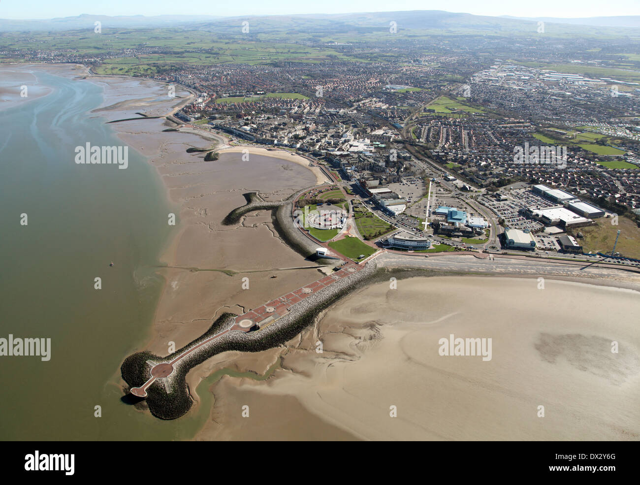 Vista aerea della città di Morecambe e il lungomare e le difese del mare e delle spiagge in Lancashire Foto Stock