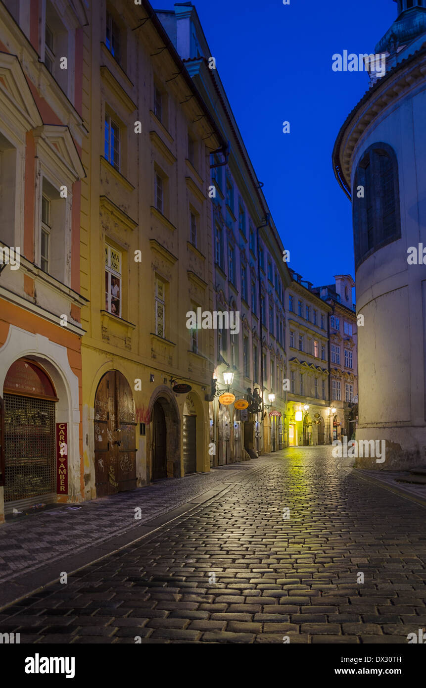 Praga, Repubblica ceca - Sep 07: street view illuminata di notte nella magica città di Praga il Sep 07, 2013 Foto Stock