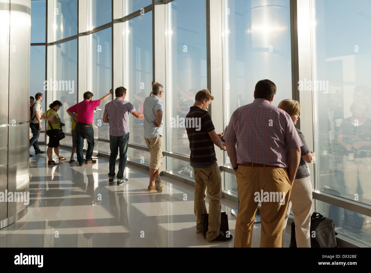 La gente sul ponte di osservazione del ' nella parte superiore ' esperienza, il Burj Khalifa, Dubai, Emirati Arabi Uniti, Emirati Arabi Uniti Foto Stock