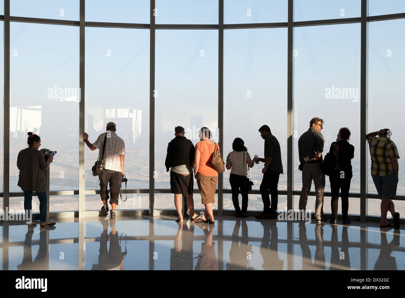 I turisti che cercano al di fuori della piattaforma di osservazione, nella parte superiore, il Burj Khalifa edificio, Dubai, Emirati Arabi Uniti, Emirati Arabi Uniti Medio Oriente Foto Stock