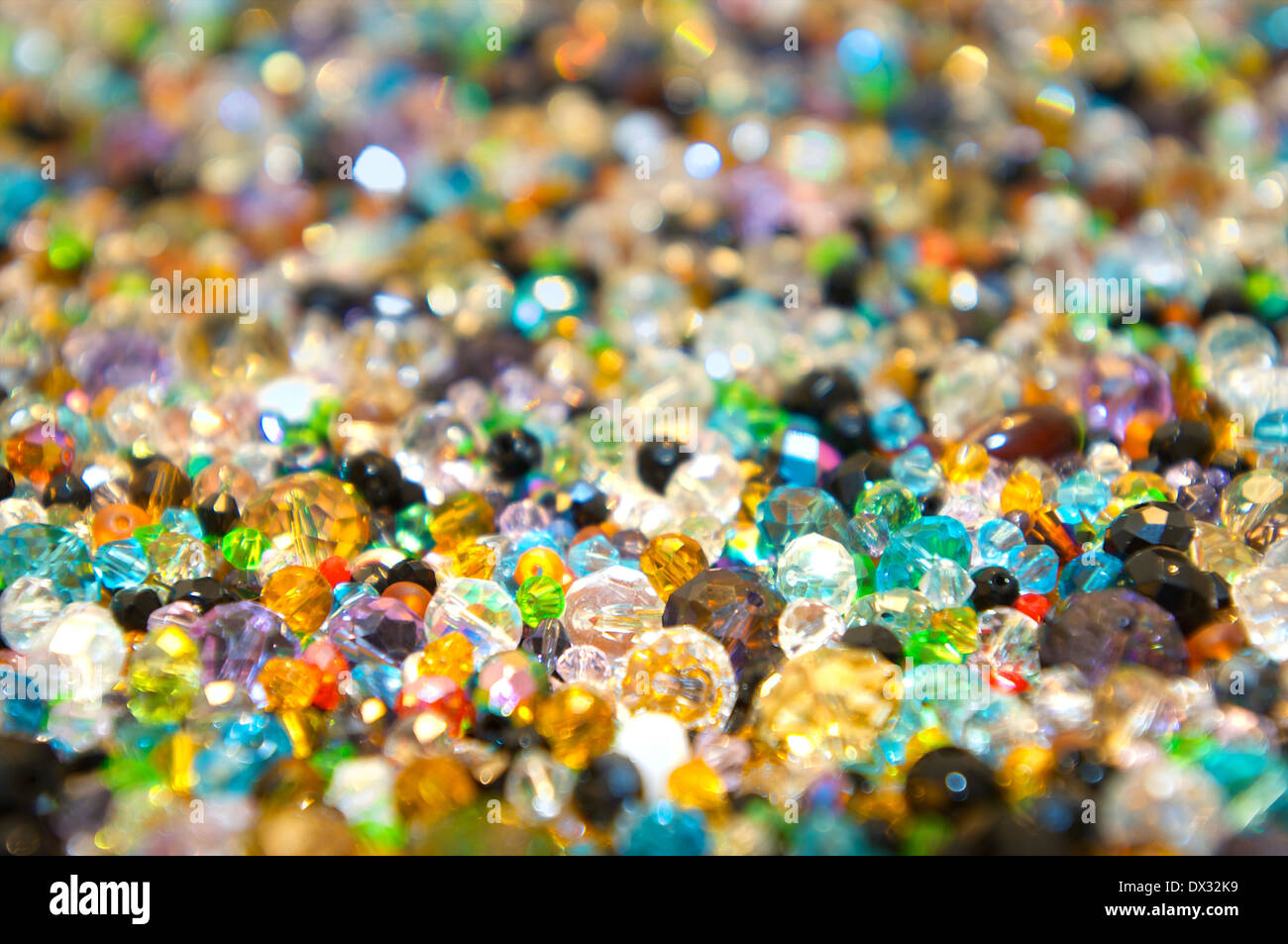 Molte colorate perline di vetro insieme su un palo Foto Stock