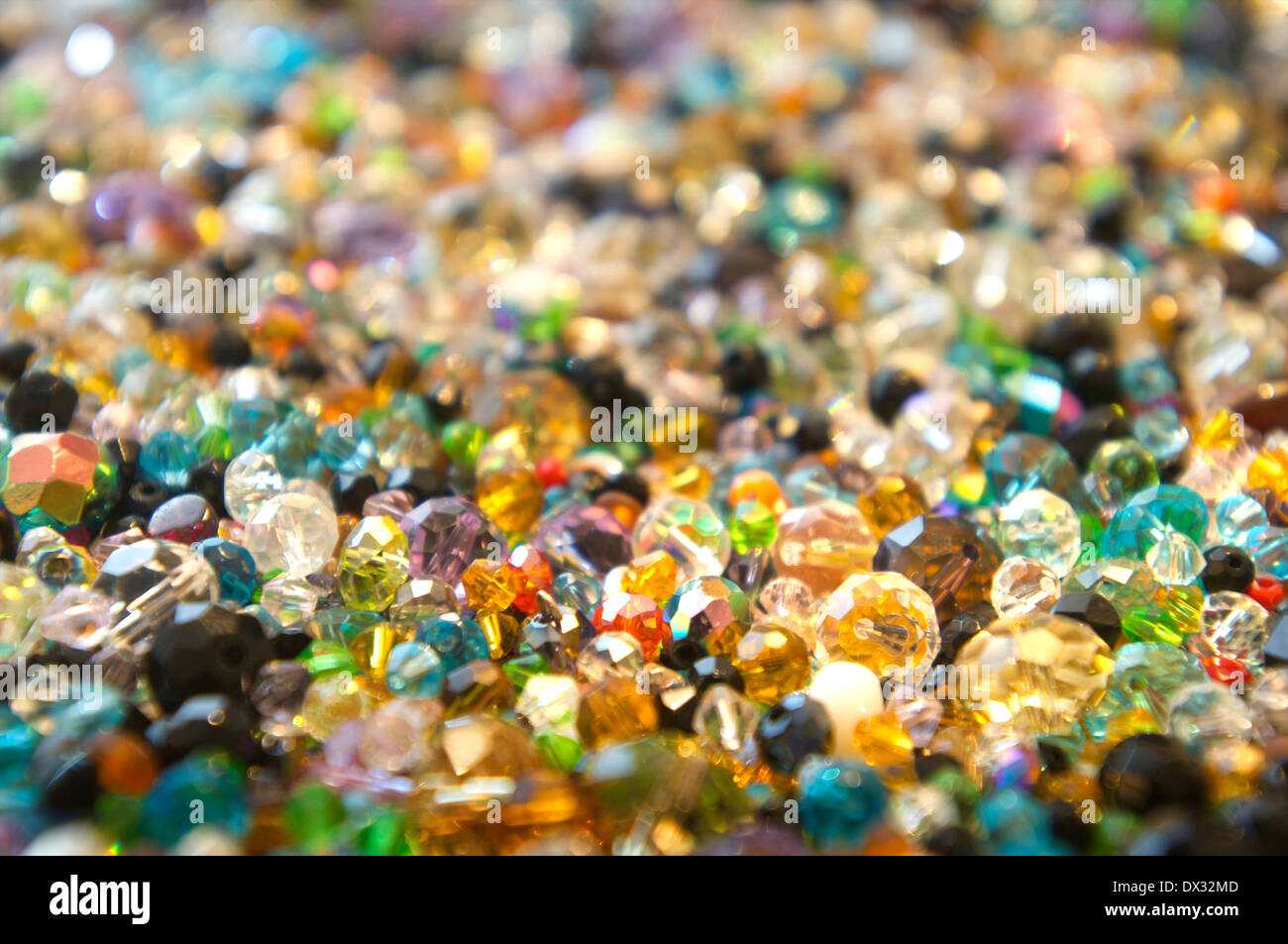 Molte colorate perline di vetro insieme su un palo Foto Stock