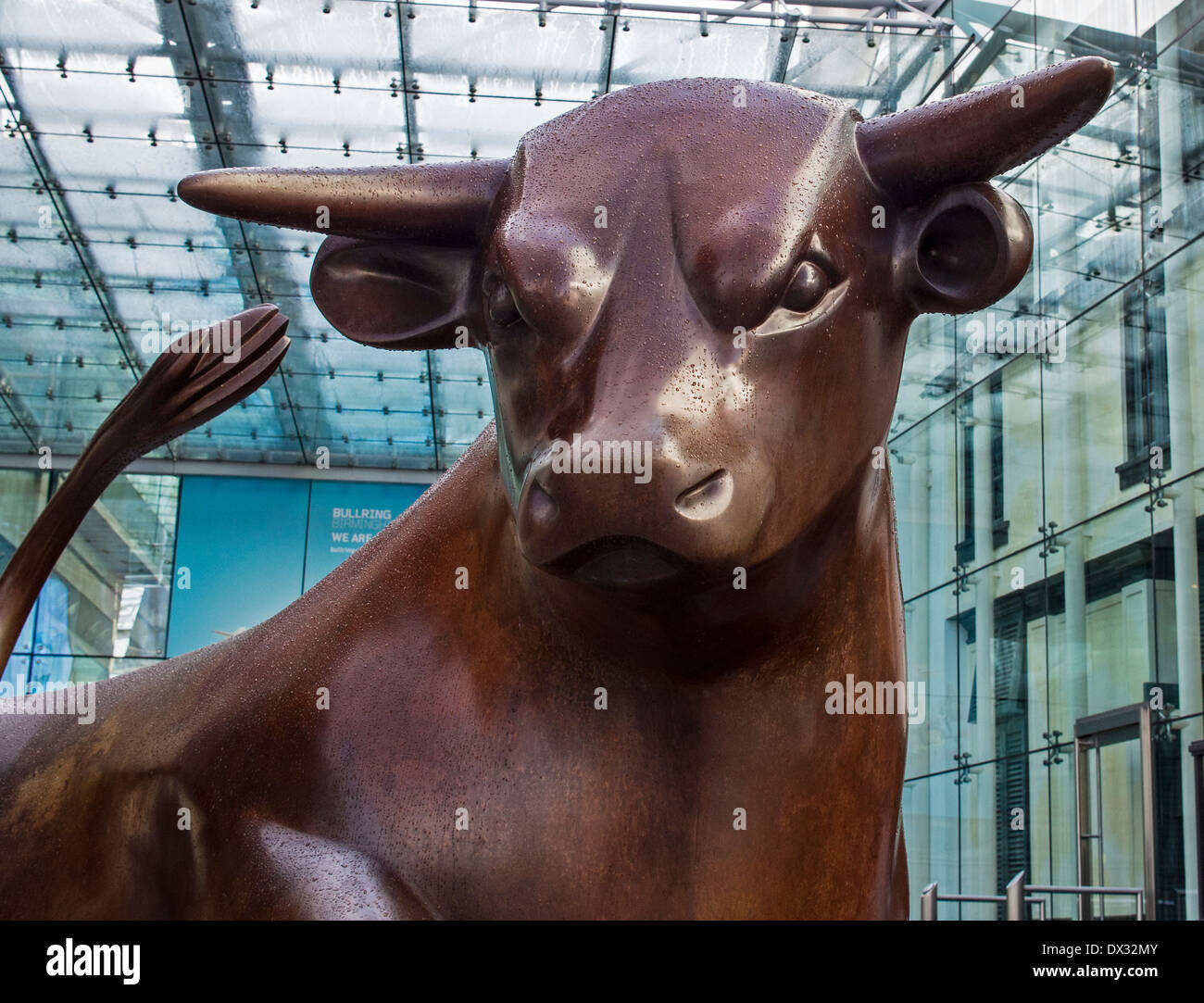 Il toro a 7 ft. scultura in bronzo di Laurence Broderick nella corrida Centre Birmingham REGNO UNITO Foto Stock