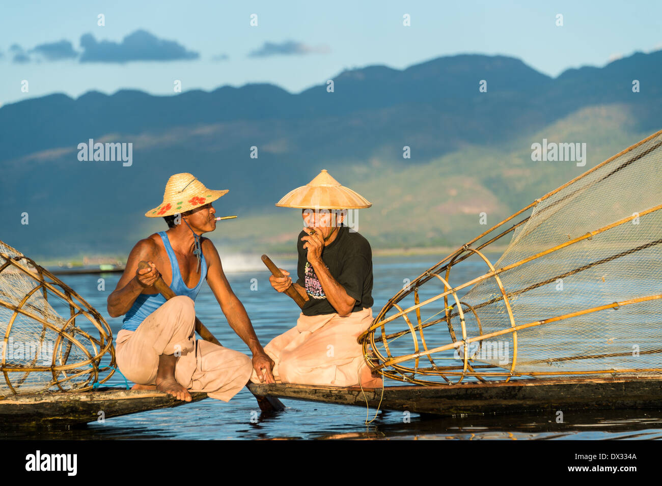 Lago Inle, MYANMAR - CIRCA NEL DICEMBRE 2013: i pescatori di prendere un periodo di riposo e di fumare in Lago Inle Foto Stock