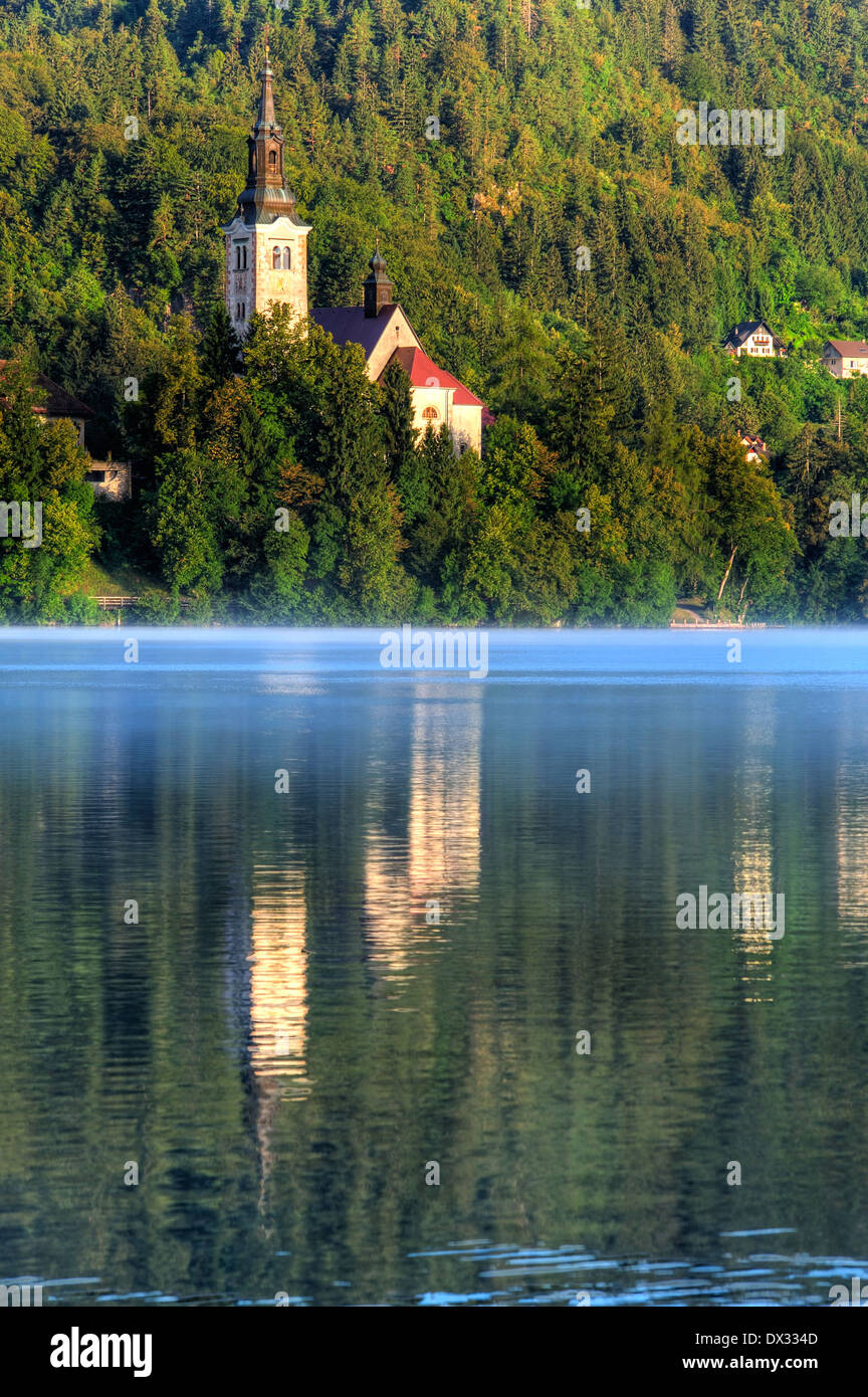 Chiesa dell'isola - Lago di Bled in mattina presto Foto Stock