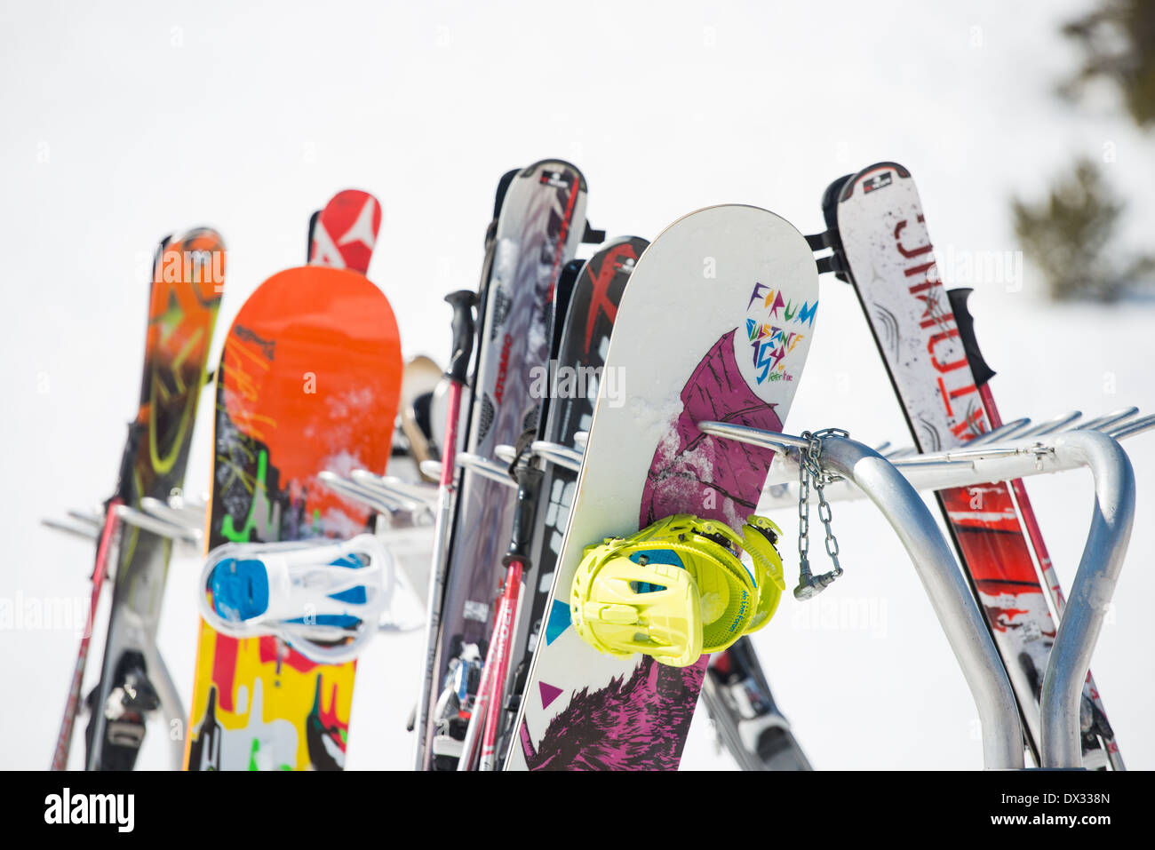 Sci e snowboard su una cremagliera in Andorra Foto Stock