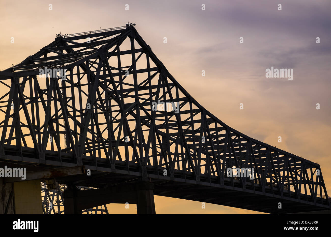 NEW ORLEANS - circa Febbraio 2014: Struttura di Crescent City Connection oltre il Fiume Mississippi in New Orleans al tramonto Foto Stock