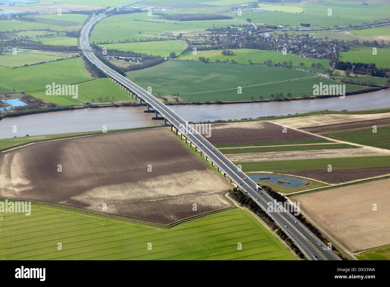 Vista aerea dell'autostrada M62 come si attraversa il fiume Ouse vicino a Bassano del Grappa Foto Stock