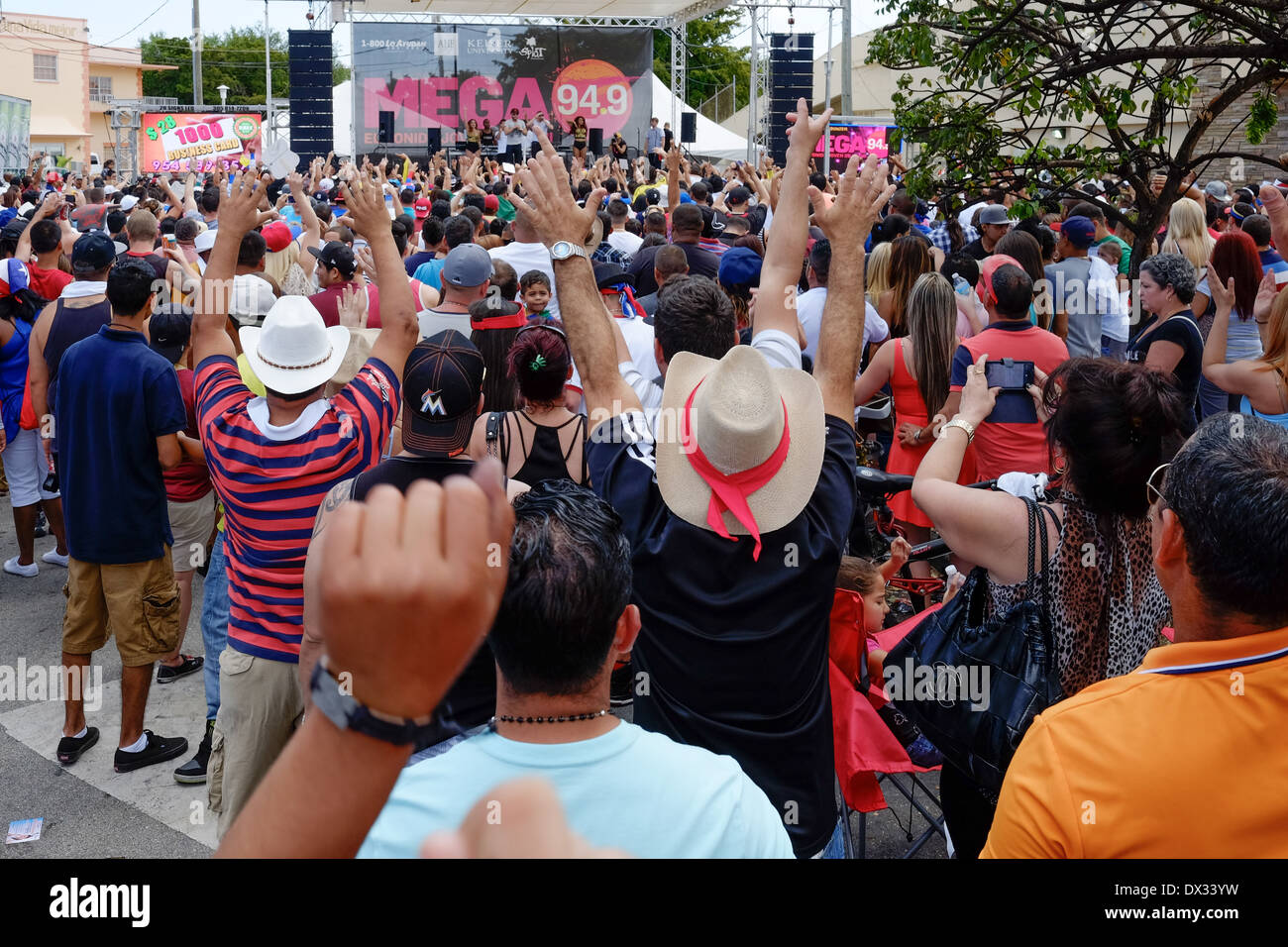 MIAMI - Marzo 9, 2014: persone gode di molti spettacoli dal vivo in corrispondenza di uno degli stadi durante il trentasettesimo Calle Ocho festival, un evento annuale che si svolge in otto Street in Little Havana con molta musica, cibo ed è il più grande partito in città che celebra eredità ispanica. Foto Stock