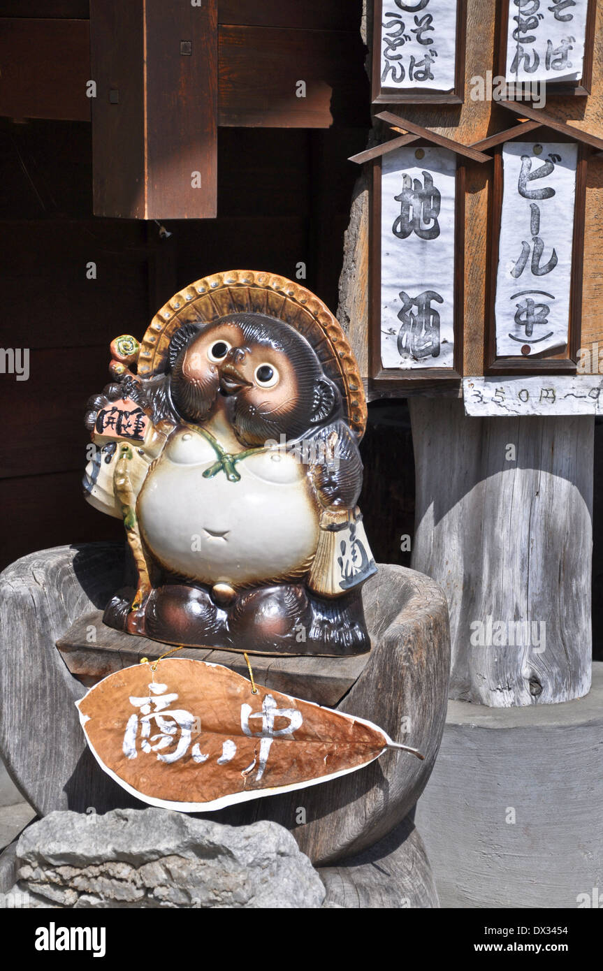 Accogliente (tanuki cane procione) all'ingresso di un ristorante giapponese - Takayama, Giappone Foto Stock