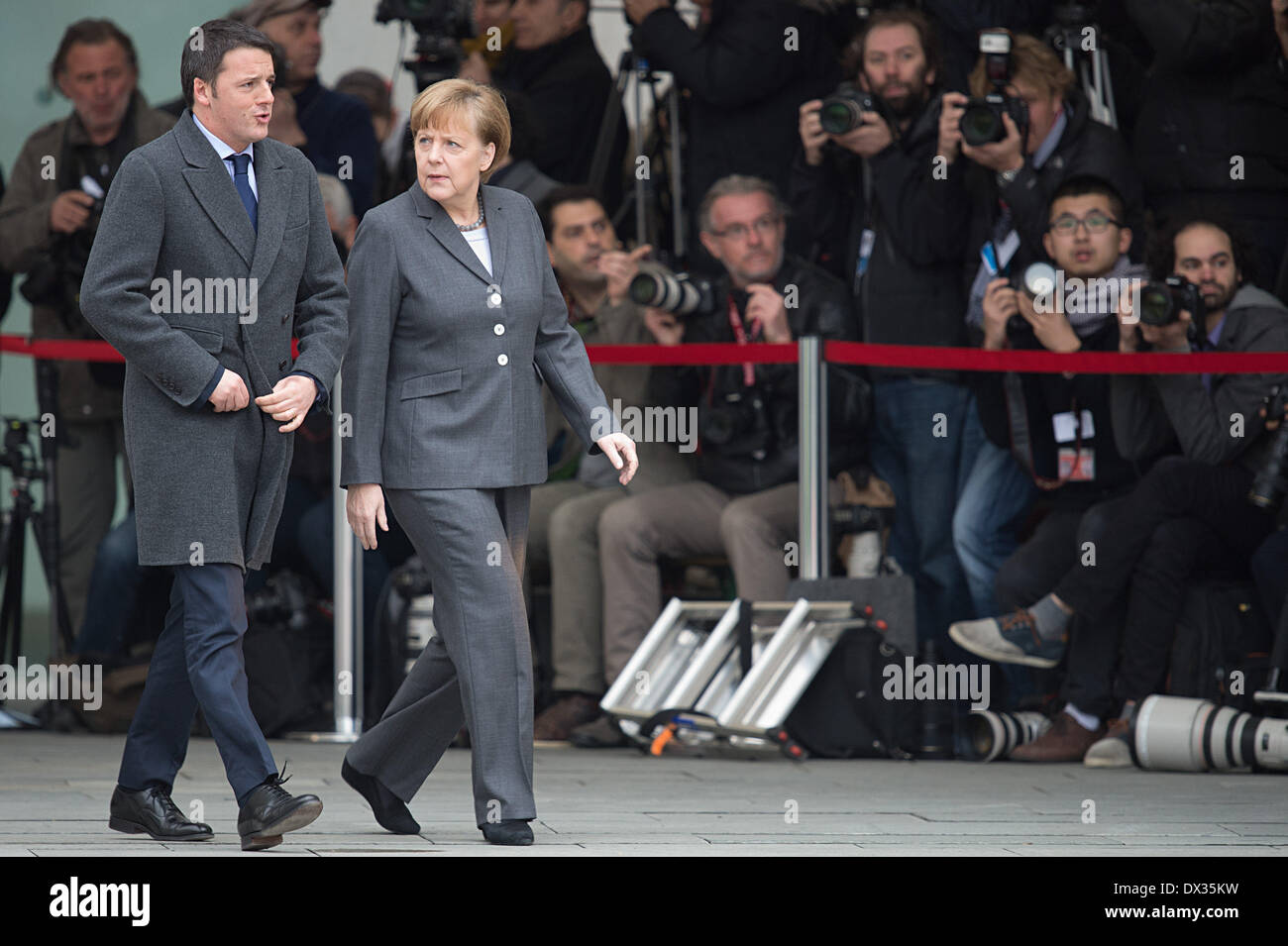 Berlino, Germania. Xvii Mar, 2014. Il nuovo Primo Ministro italiano Matteo Renzi è accolto con favore gli onori militari dal Cancelliere tedesco Angela Merkel (CDU) durante la sua prima visita ufficiale di fronte alla Cancelleria tedesca a Berlino, Germania, 17 marzo 2014. Renzi è accompagnata da alcuni ministri che stanno andando a soddisfare i loro colleghi ministri durante il governo di italo-tedesca consultazioni. Foto: Maurizio Gambarini/dpa/Alamy Live News Foto Stock