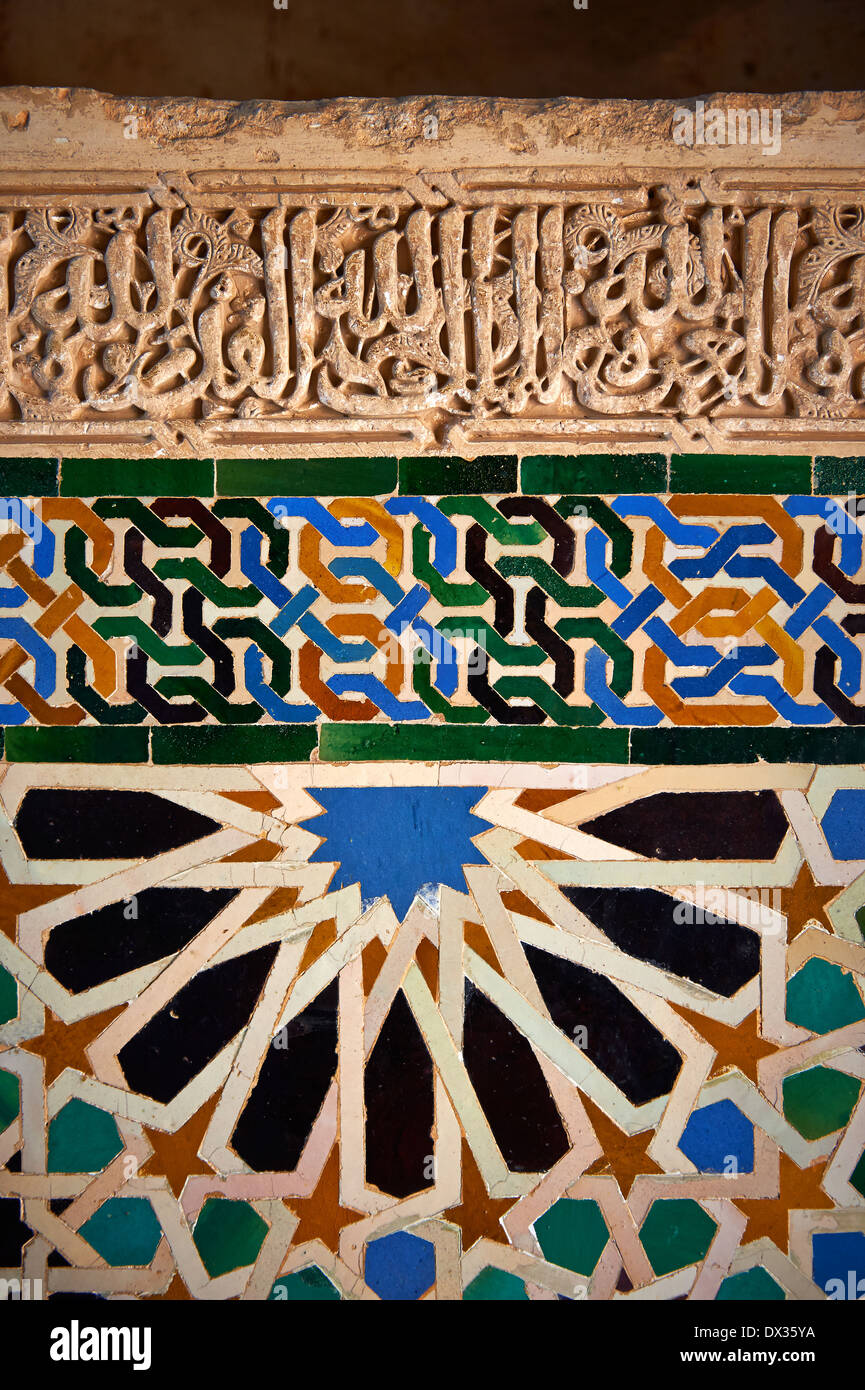 Arabesque moresca di piastrelle in ceramica in gesso scolpito del Palacios Nazaries, Alhambra. Granada, Andalusia, Spagna. Foto Stock