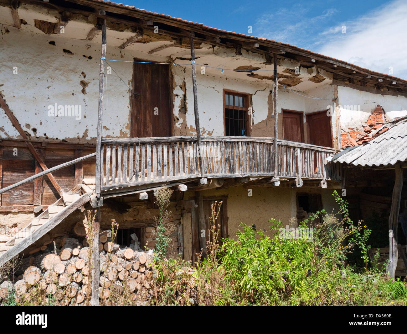Abbandonati in stile tradizionale case del borgo di Miokazi, nei pressi di Kichevo, Macedonia Foto Stock