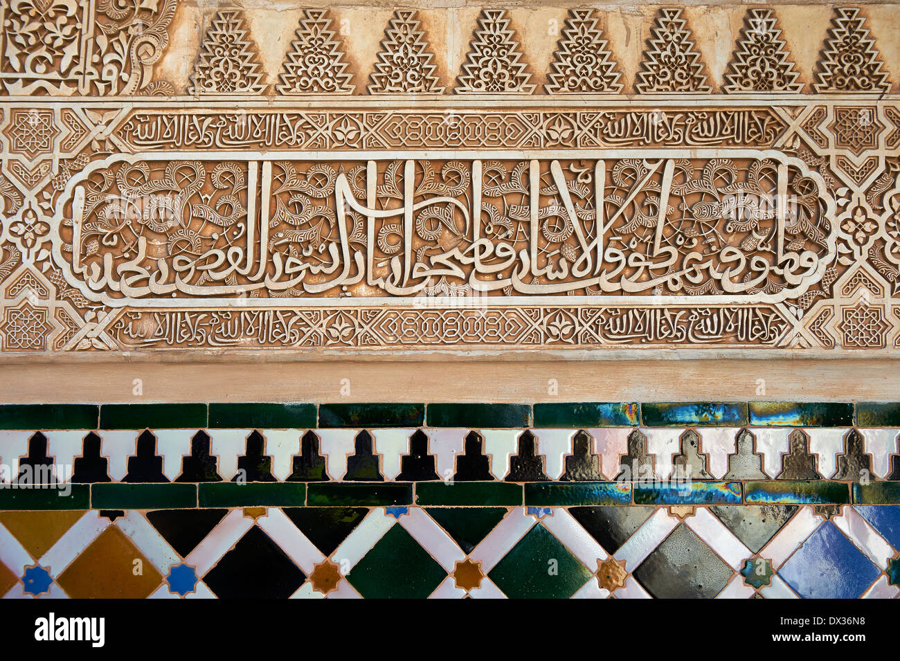 Arabesque moresca di piastrelle in ceramica in gesso scolpito del Palacios Nazaries, Alhambra. Granada, Andalusia, Spagna. Foto Stock