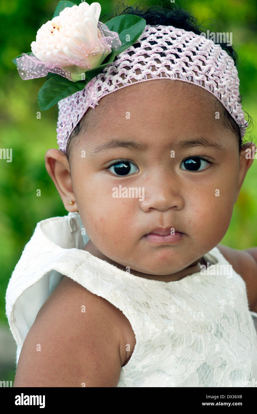 Bambino sul modo di domenica servizio di chiesa, Apia, Samoa Foto Stock