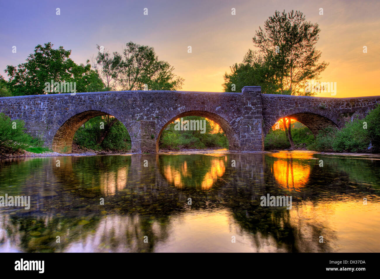 Antico ponte sul fiume Vipava al crepuscolo in Slovenia europa Foto Stock
