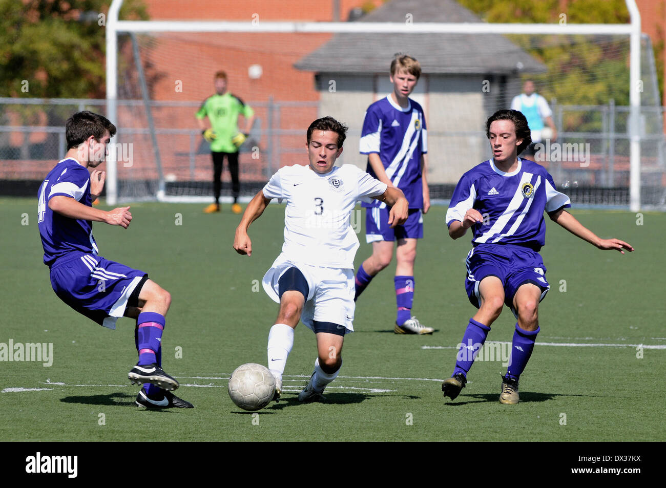 Sport Soccer player funziona per dividere la difesa come egli unità sull'obiettivo. Stati Uniti d'America. Foto Stock