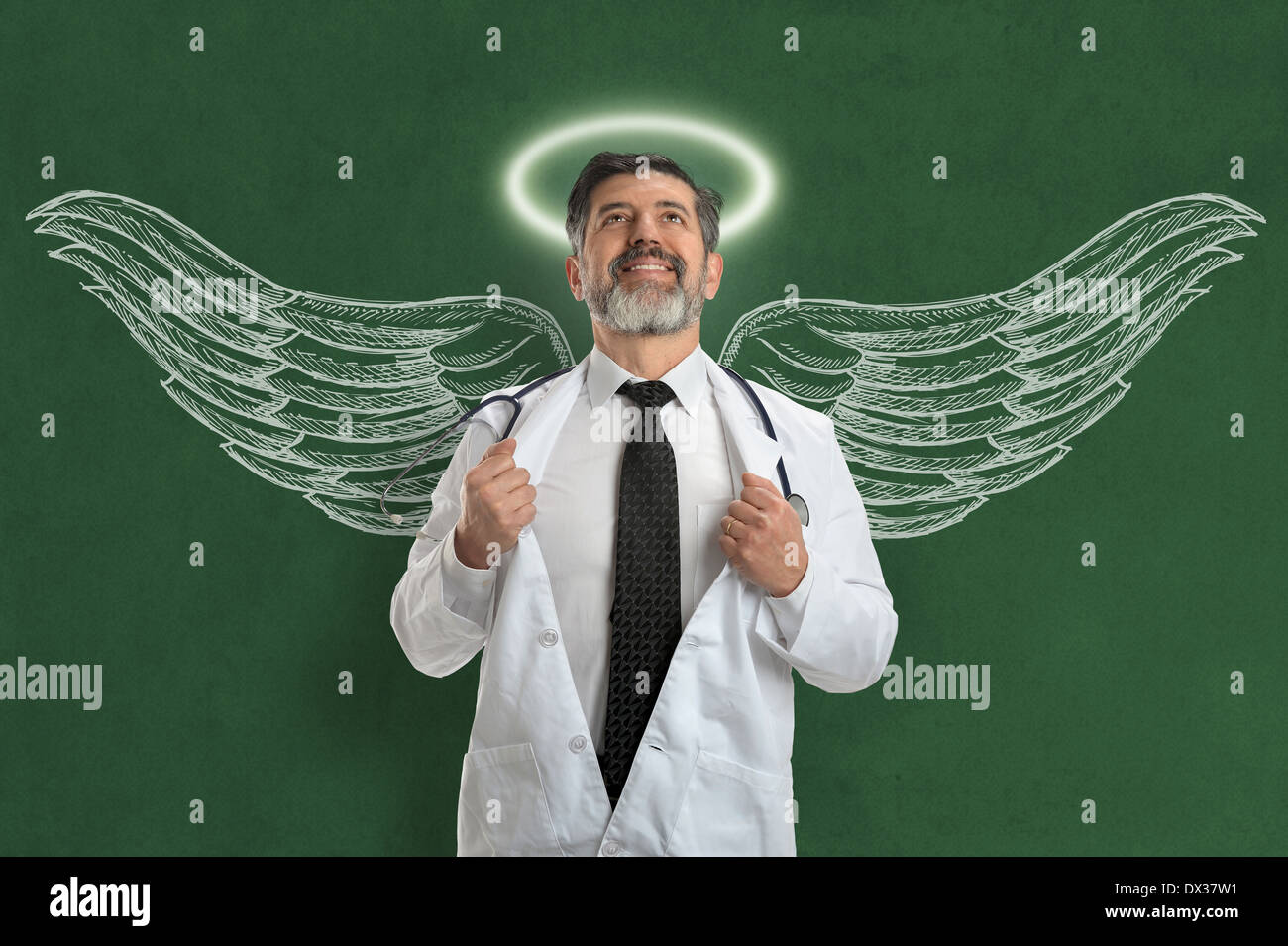 Medico di origine ispanica con ali d'angelo e alo guardando verso l'alto Foto Stock