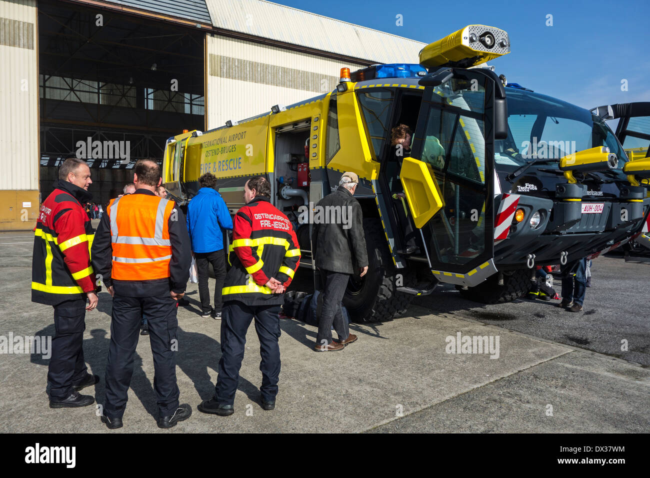 I vigili del fuoco e l'aeroporto crash gara Rosenbauer Panther CA-5 6×6 presso l'aerodromo di Ostenda, Belgio Foto Stock