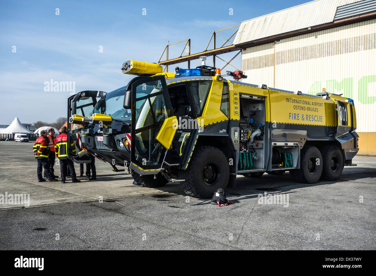 I vigili del fuoco e l'aeroporto crash gara Rosenbauer Panther CA-5 6×6 presso l'aerodromo di Ostenda, Belgio Foto Stock