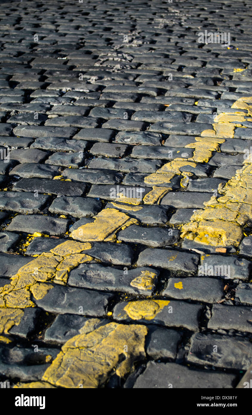 Close-up di una strada e doppie linee di colore giallo a Manchester in Inghilterra, Regno Unito Foto Stock