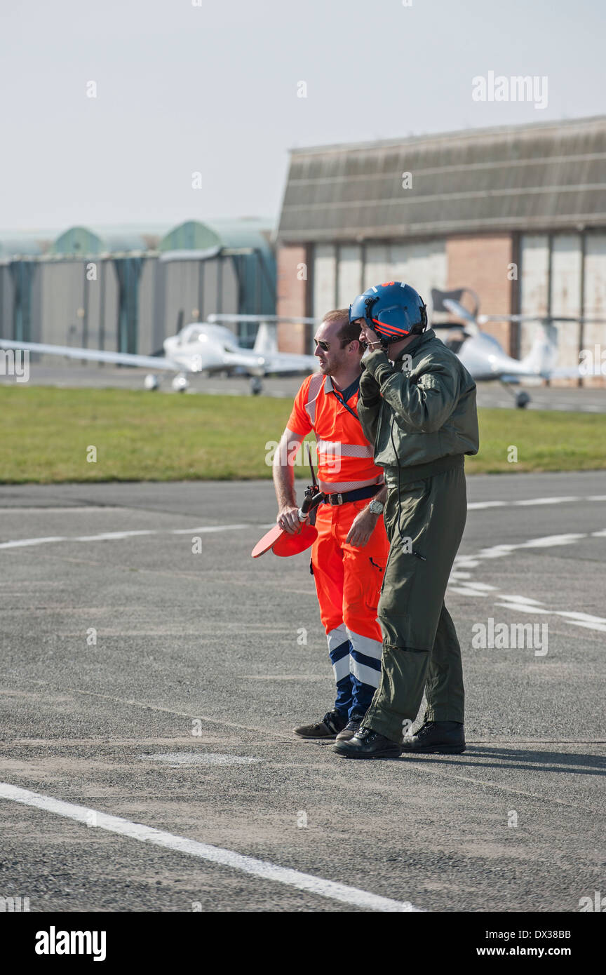 Marshaller e militare pilota di elicottero all'aeroporto Foto Stock